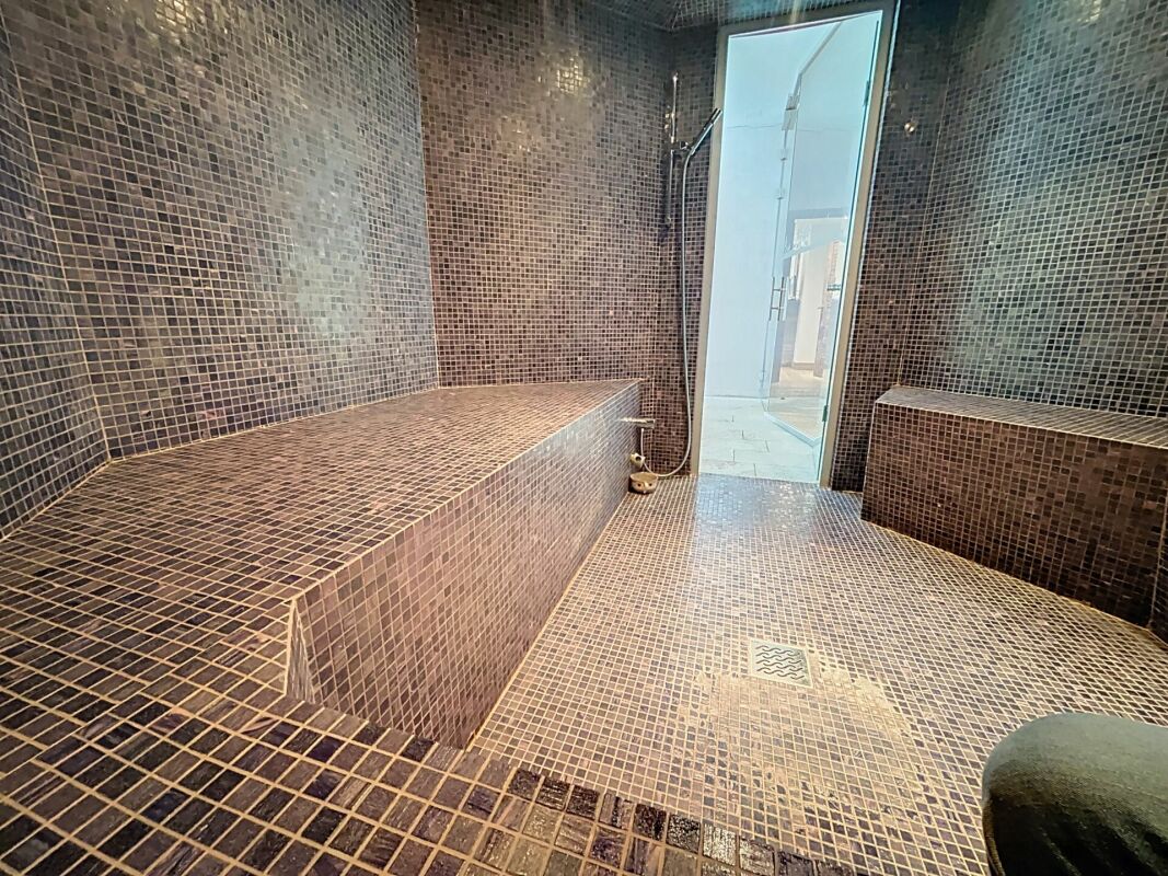 Dunkler Spa- oder Duschraum mit Mosaikfliesen