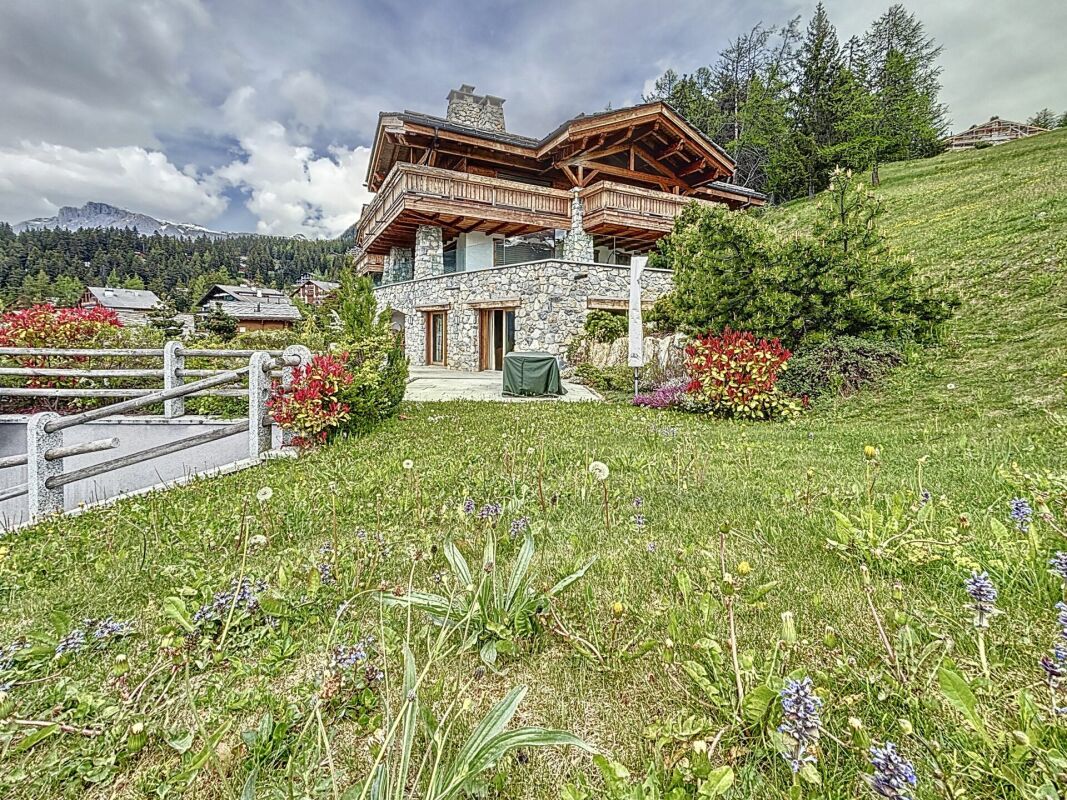 Alpine-Chalet mit Gartenhang