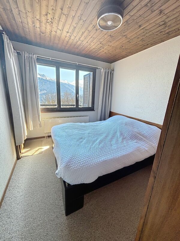 Helles Schlafzimmer mit Bergblick