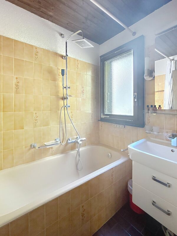 Badezimmer mit Badewanne und Dusche