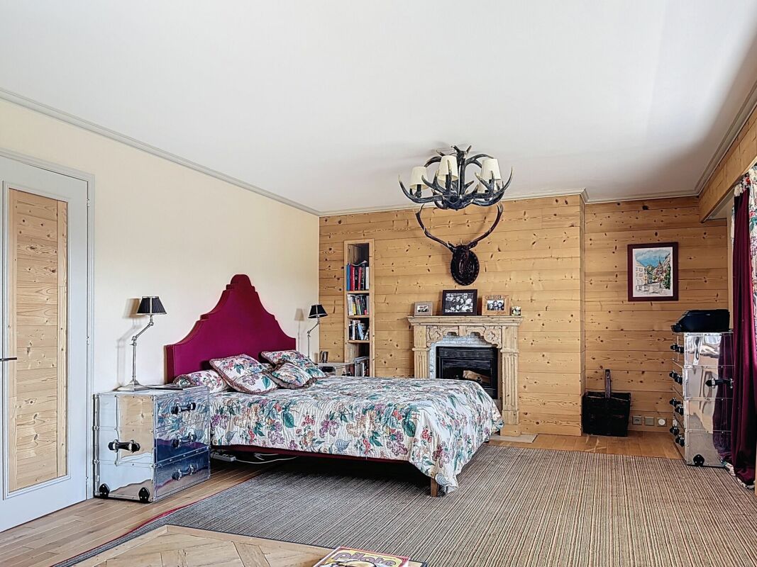 Schlafzimmer mit Kamin und Holzverkleidung