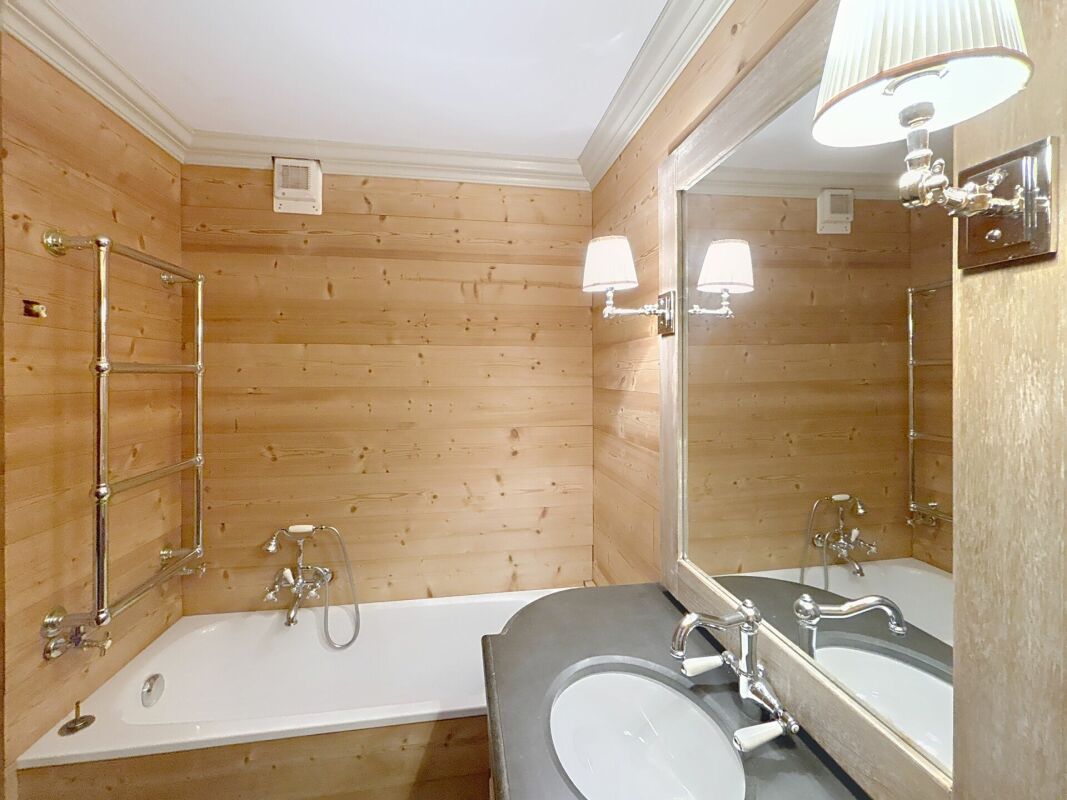 Holzbad mit Wanne und Spiegel