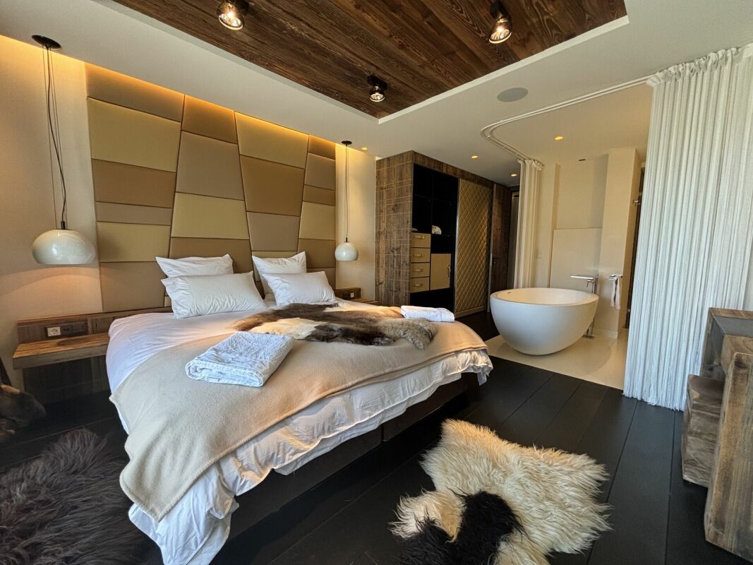 Luxuriöses Schlafzimmer mit integrierter Badzone