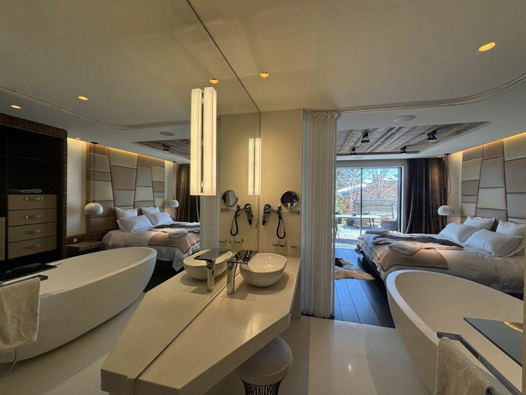 Luxuriöses Schlafzimmer mit offenem Badbereich