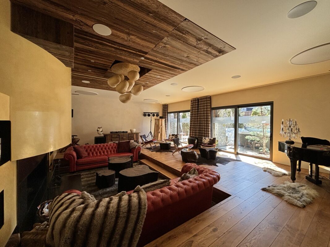 Luxuriöses Wohnzimmer mit Galerie und Holzdecke