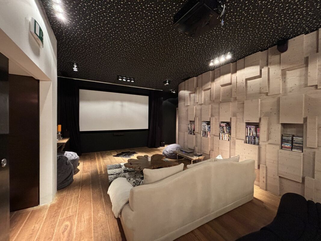 Privater Kinoraum mit Sitzbereich