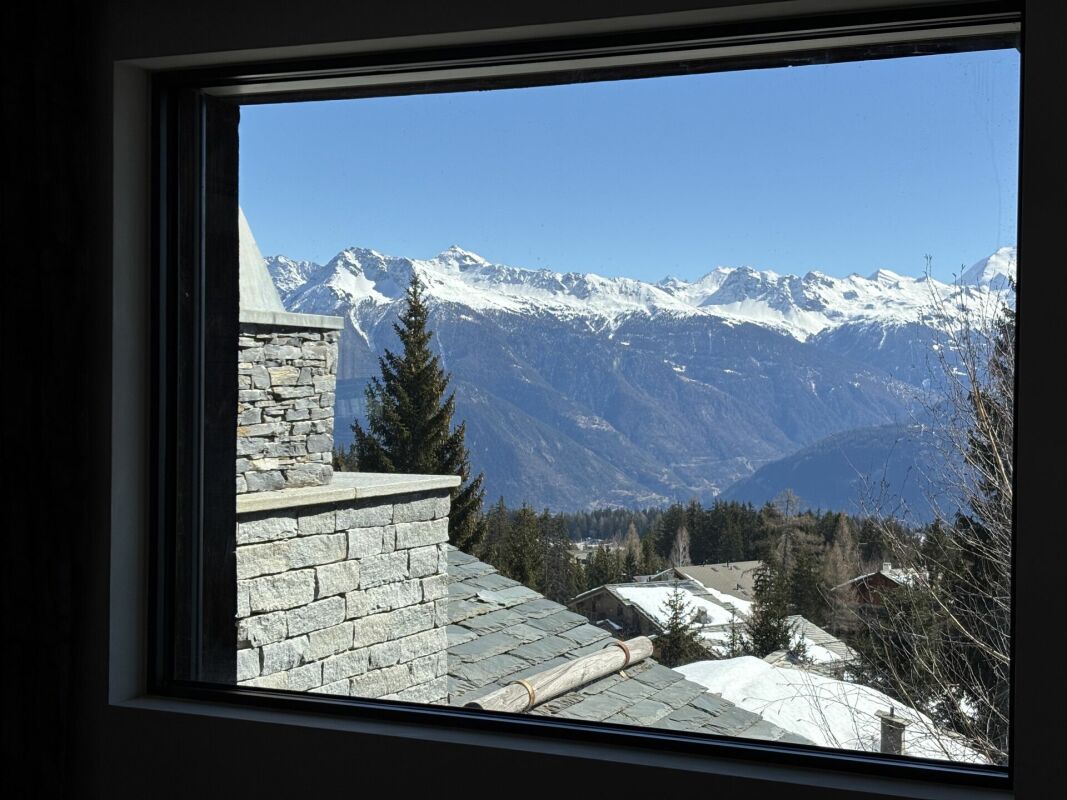 Bergblick durch ein Fenster