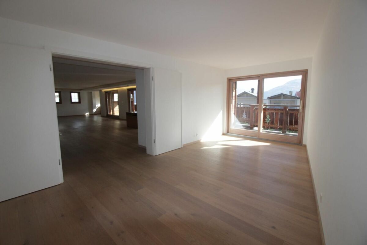 Heller leerer Wohnraum mit Holzfenster