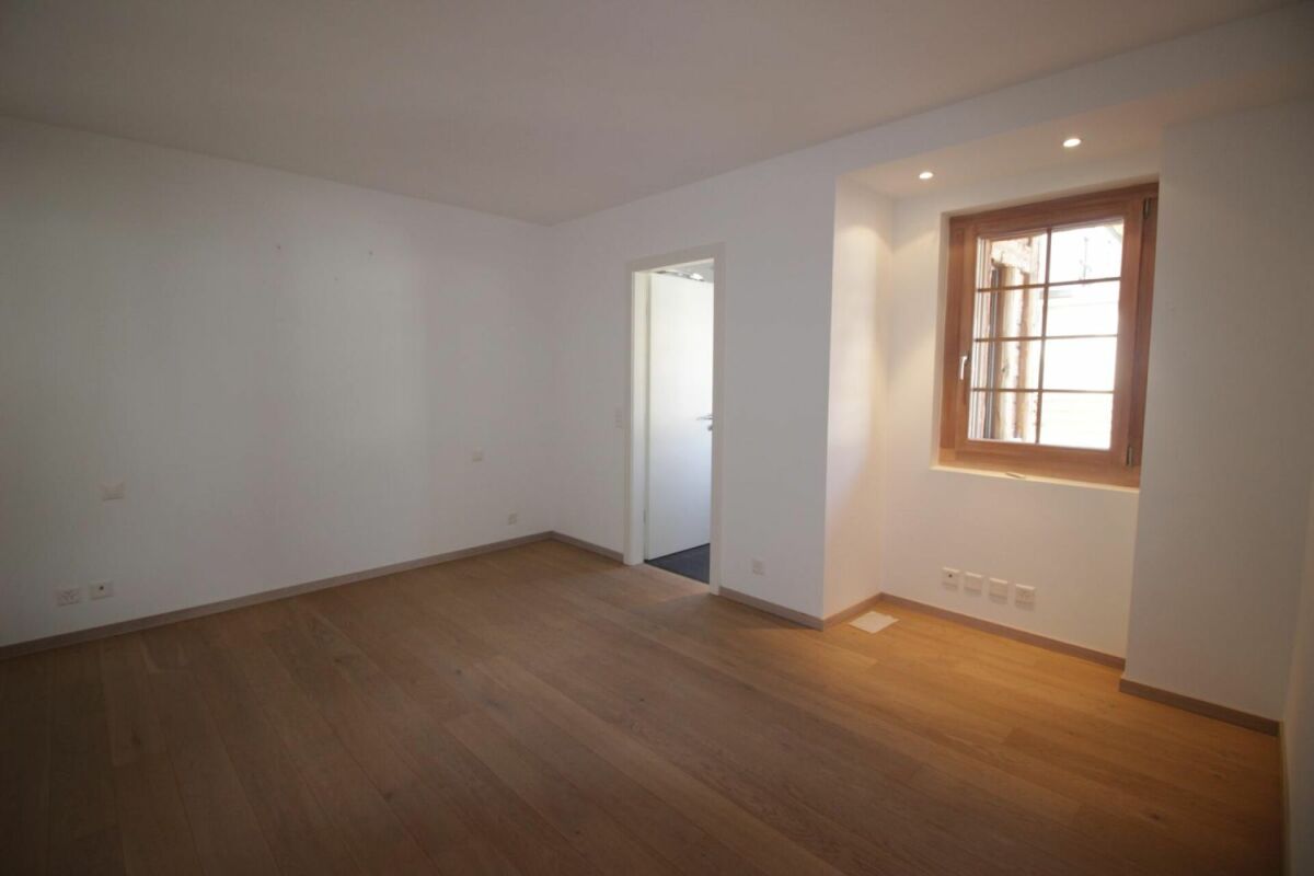 Leerer heller Innenraum mit Holzfenster