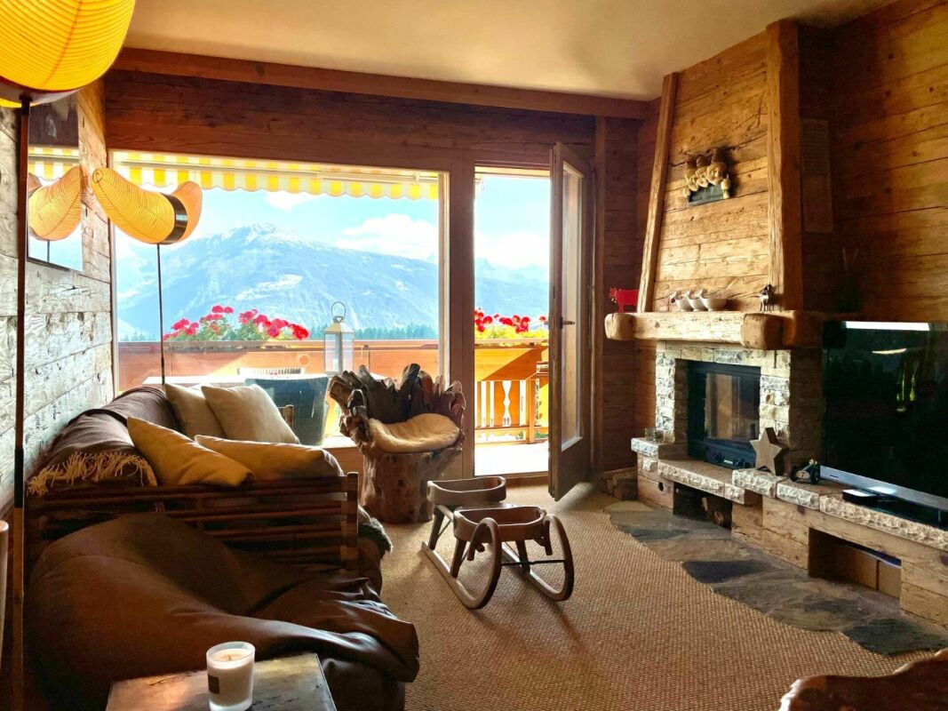 Gemütliches alpines Wohnzimmer mit Bergblick