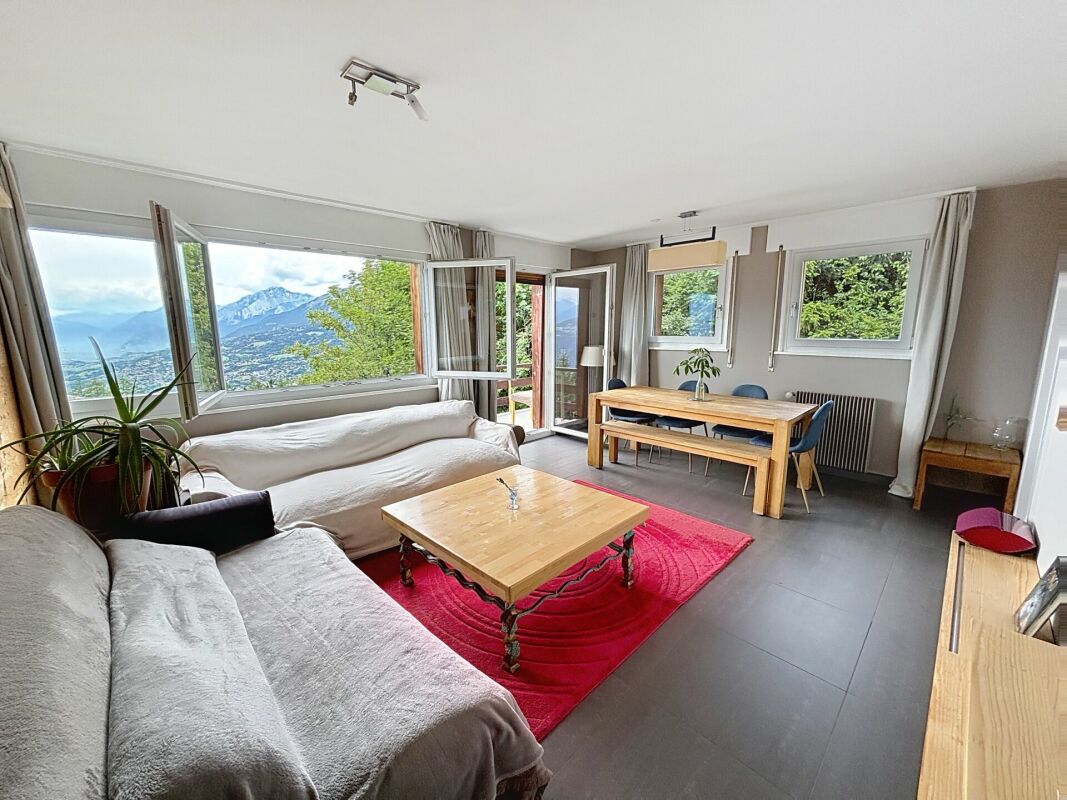 Helles Wohn- und Esszimmer mit Panoramablick