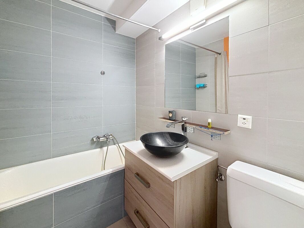 Modernes Badezimmer mit Badewanne und Waschtisch