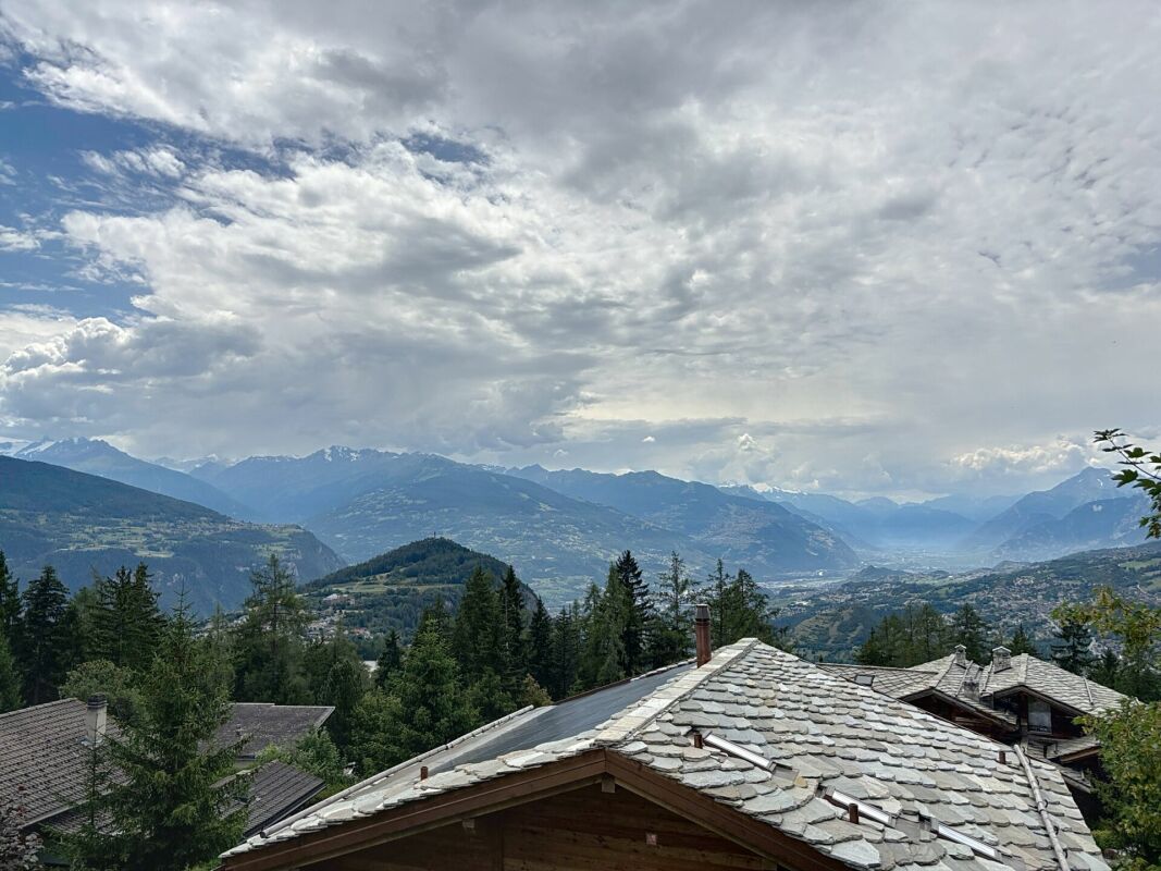 Bergpanorama mit Chalets