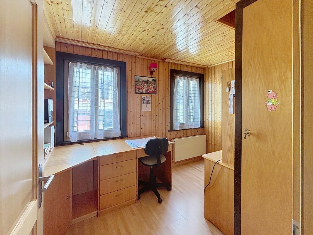Heller Arbeitsraum mit Holzverkleidung
