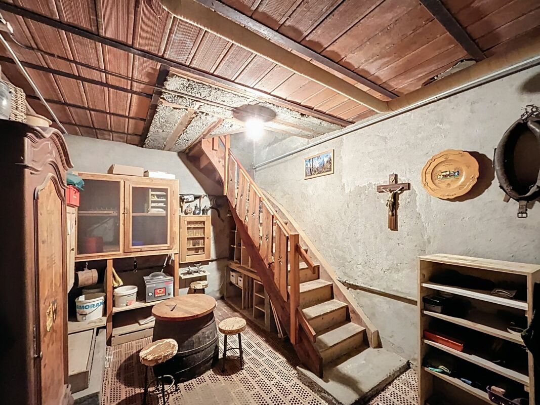 Kellerraum mit Treppe und rustikaler Einrichtung