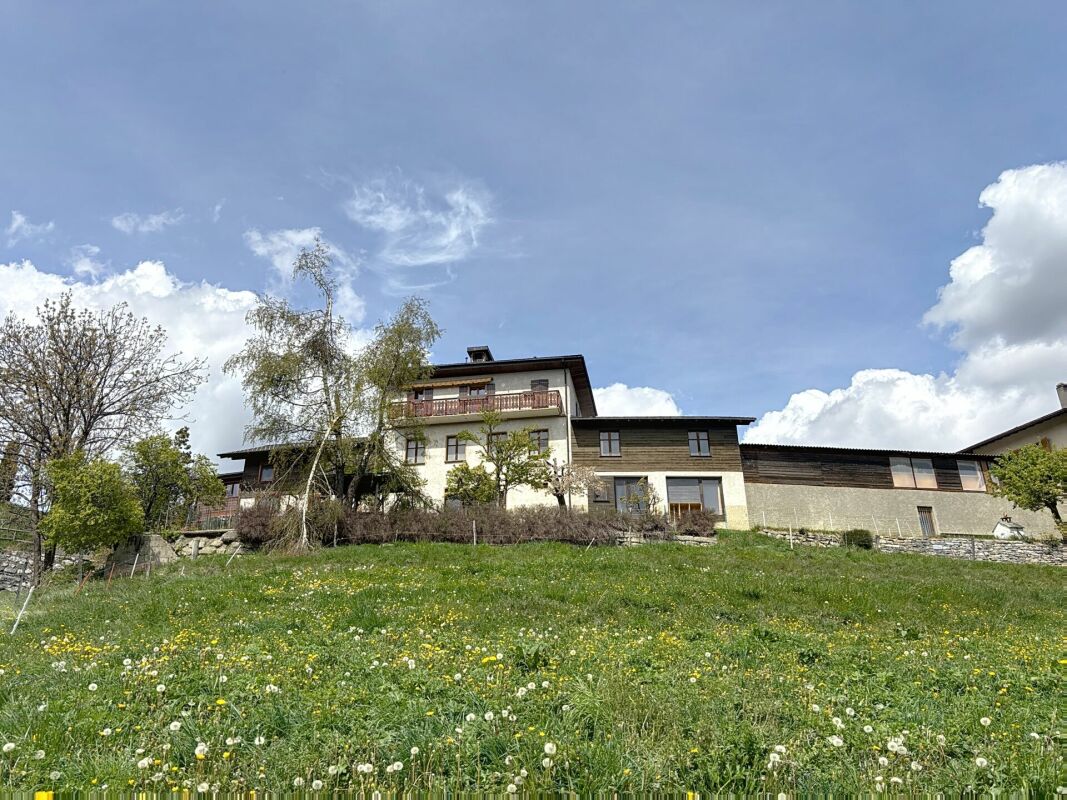 Ländliches Wohnhaus mit großem Grüngrundstück