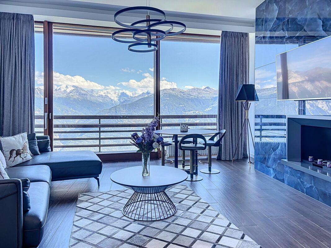 Wohnzimmer mit Panoramablick auf die Berge