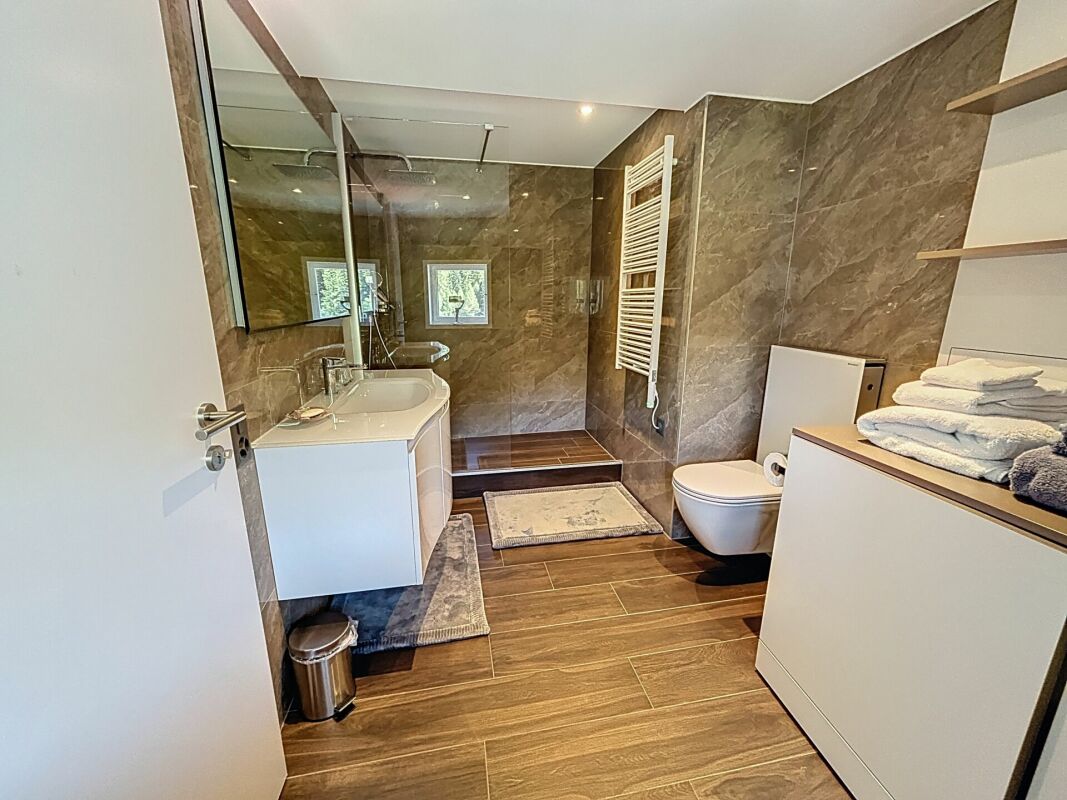 Modernes Badezimmer mit Holzoptik und Natursteinoptik
