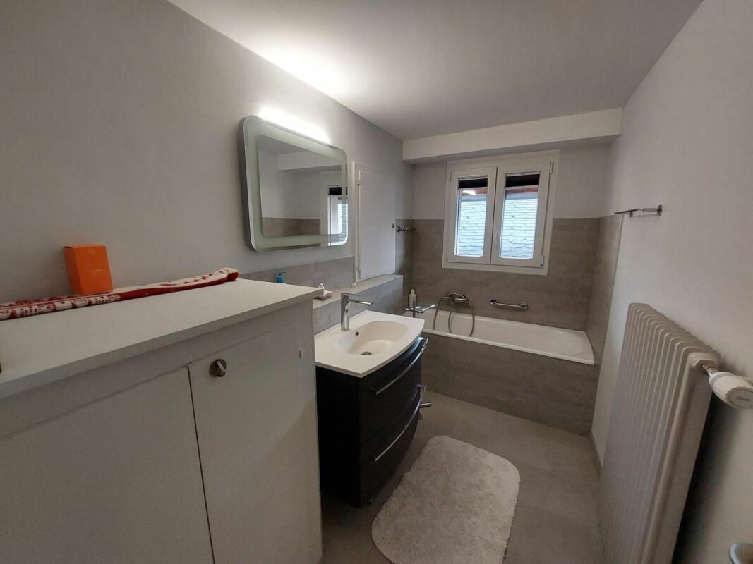 Modernes Badezimmer mit Badewanne und Waschtisch