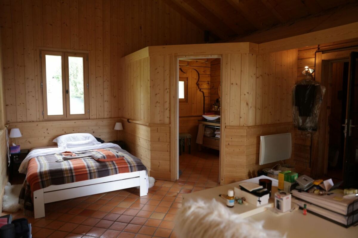 Holzvertäfeltes Schlafzimmer mit Terrakottaboden