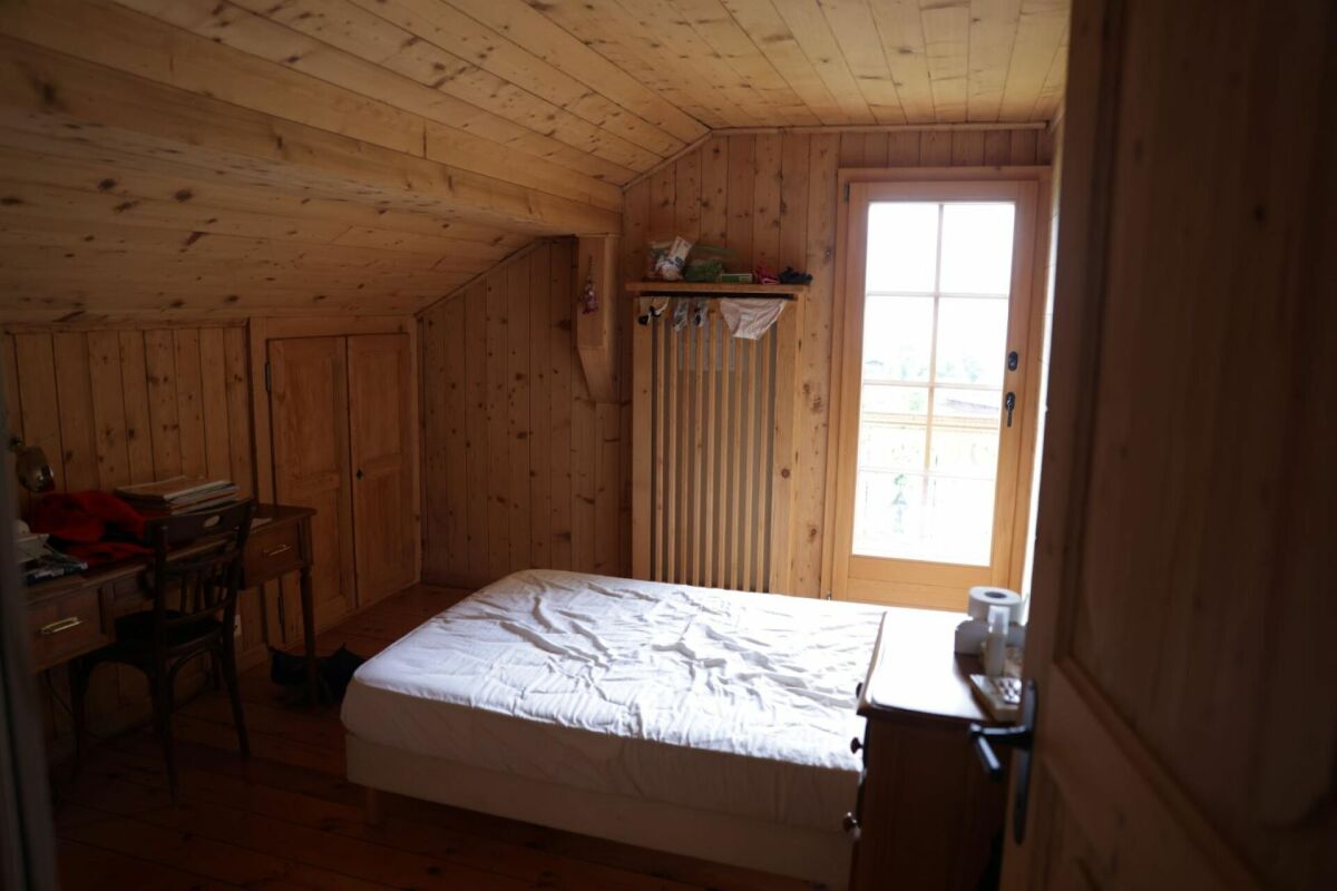Dachgeschoss-Schlafzimmer in Holzverkleidung