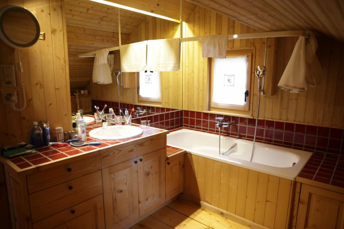 Rustikales Badezimmer mit Holzverkleidung