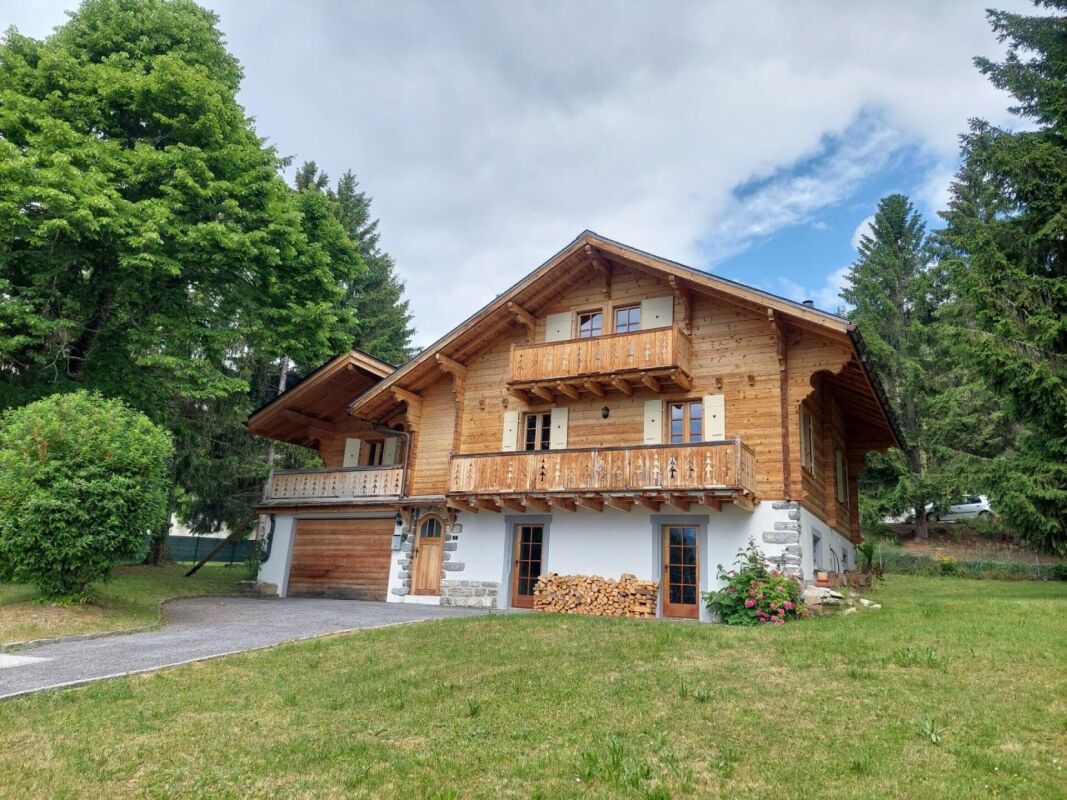Holzchalet mit Balkon und Garten
