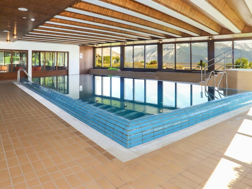 Innenpool mit Bergblick