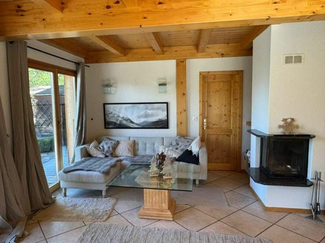 Gemütliches Wohnzimmer mit Kamin