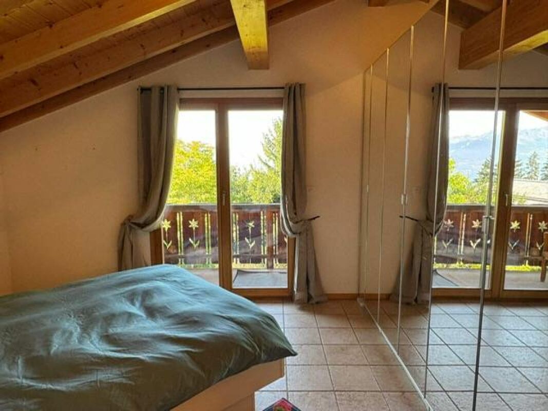 Dachgeschoss-Schlafzimmer mit Balkonblick
