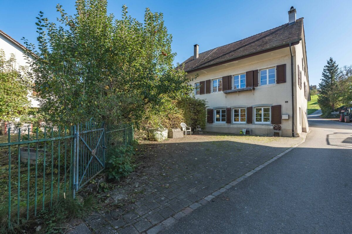 Ländliches Wohnhaus mit Hofzufahrt