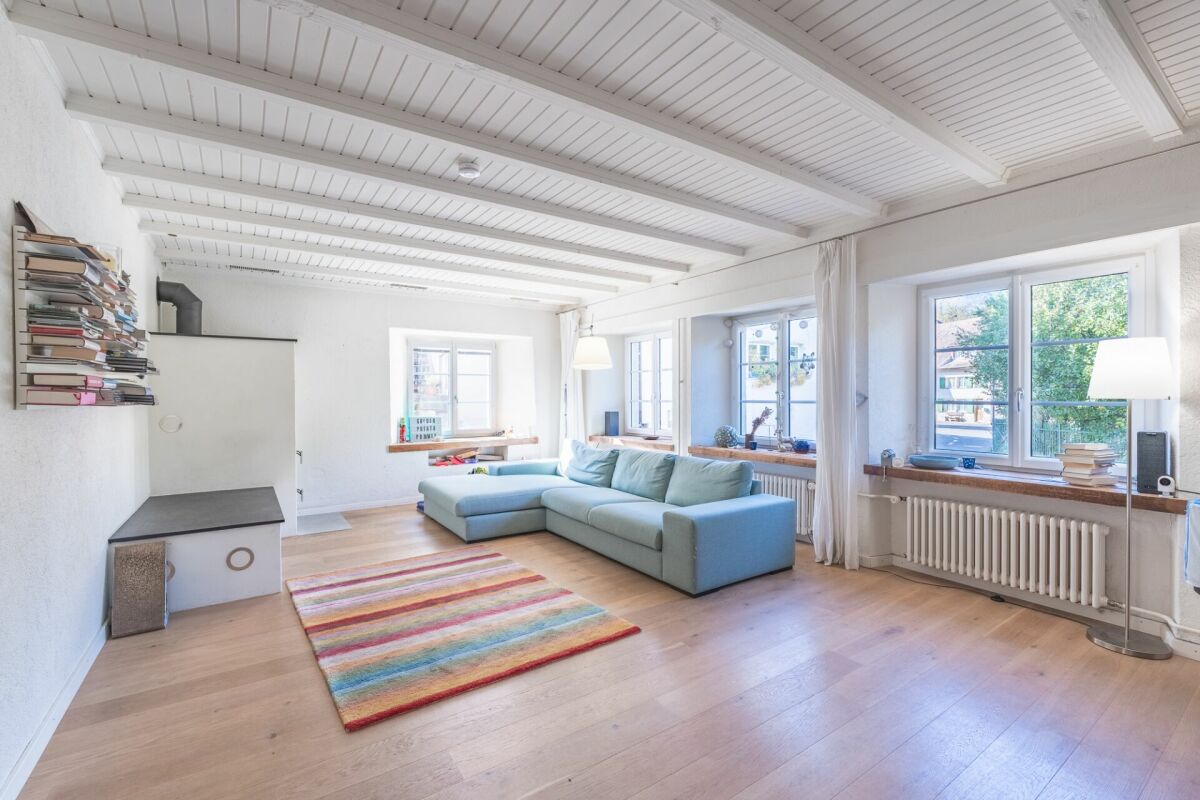 Helles Wohnzimmer mit blauem Ecksofa