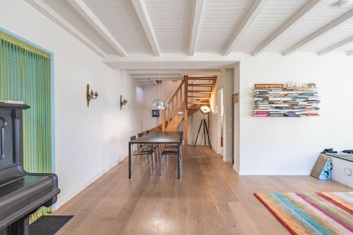 Heller Wohn- und Essbereich mit Treppe