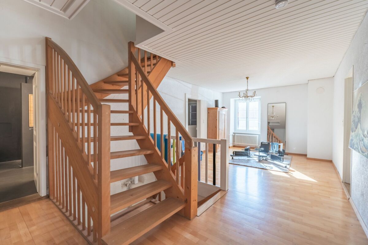 Heller Wohnbereich mit Holztreppe