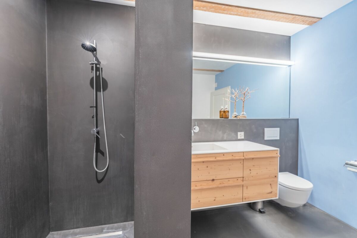 Modernes Badezimmer mit Dusche und WC