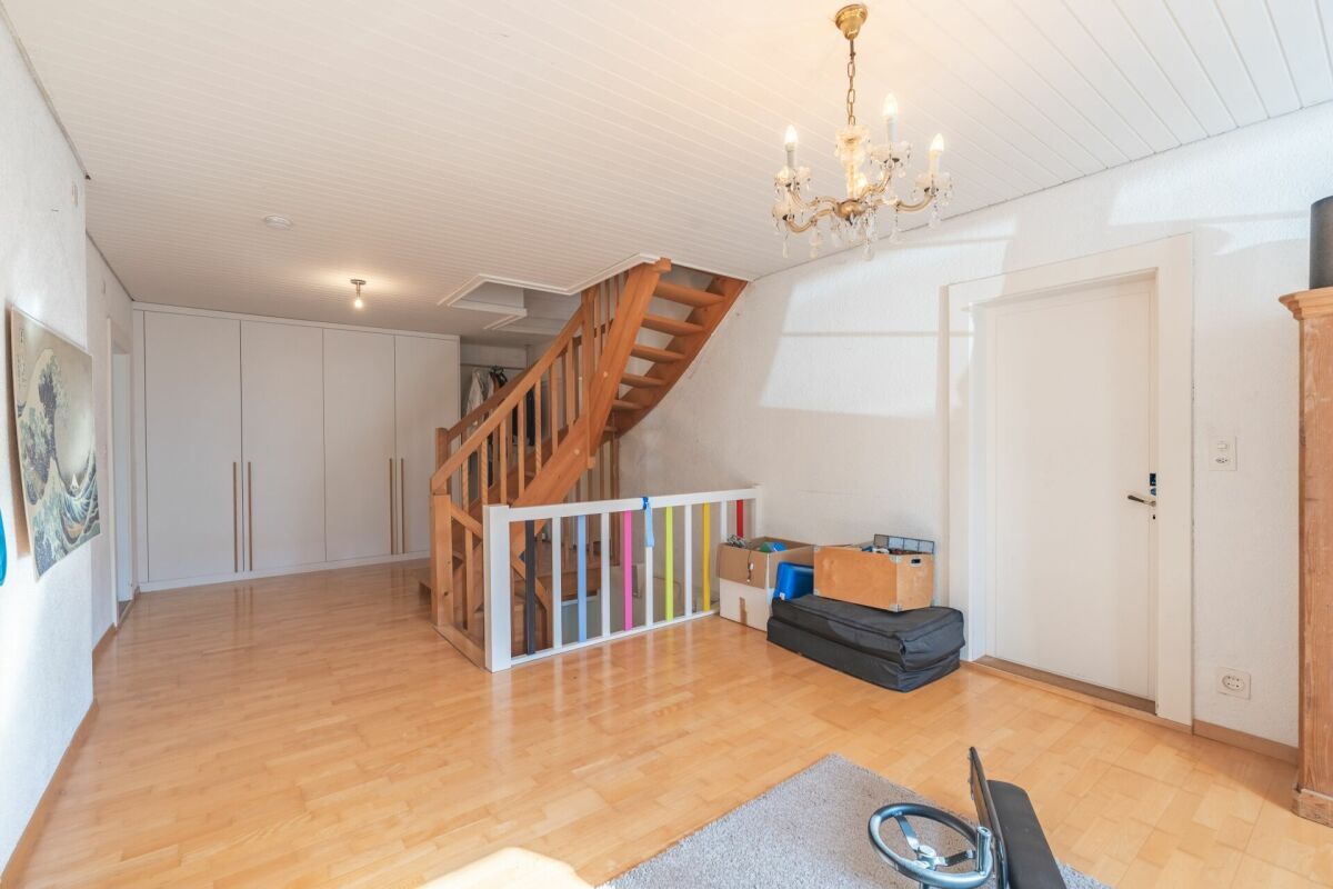 Dachgeschossraum mit Treppe und Einbauschrank