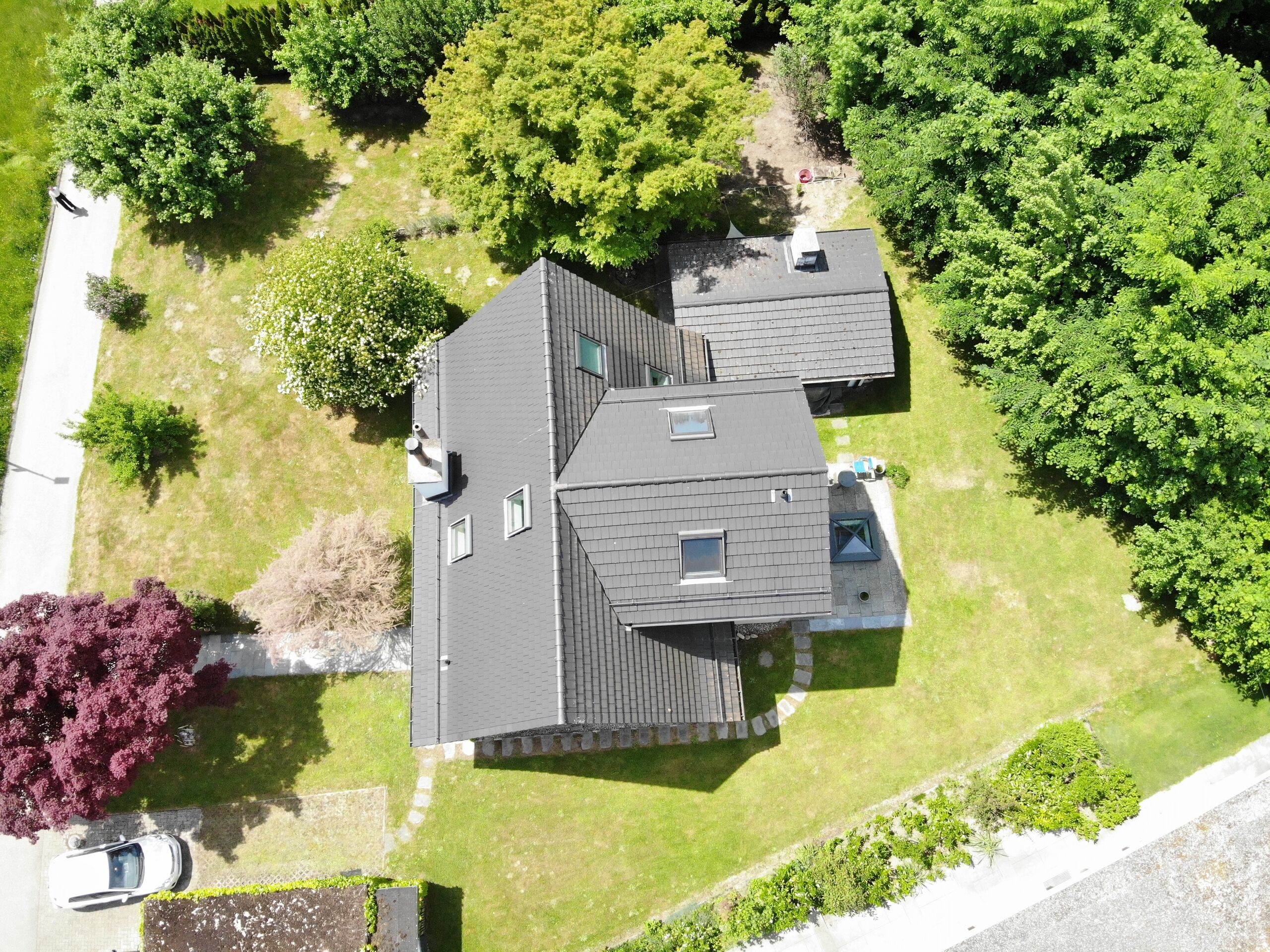 Luftaufnahme eines Hauses mit großem Garten