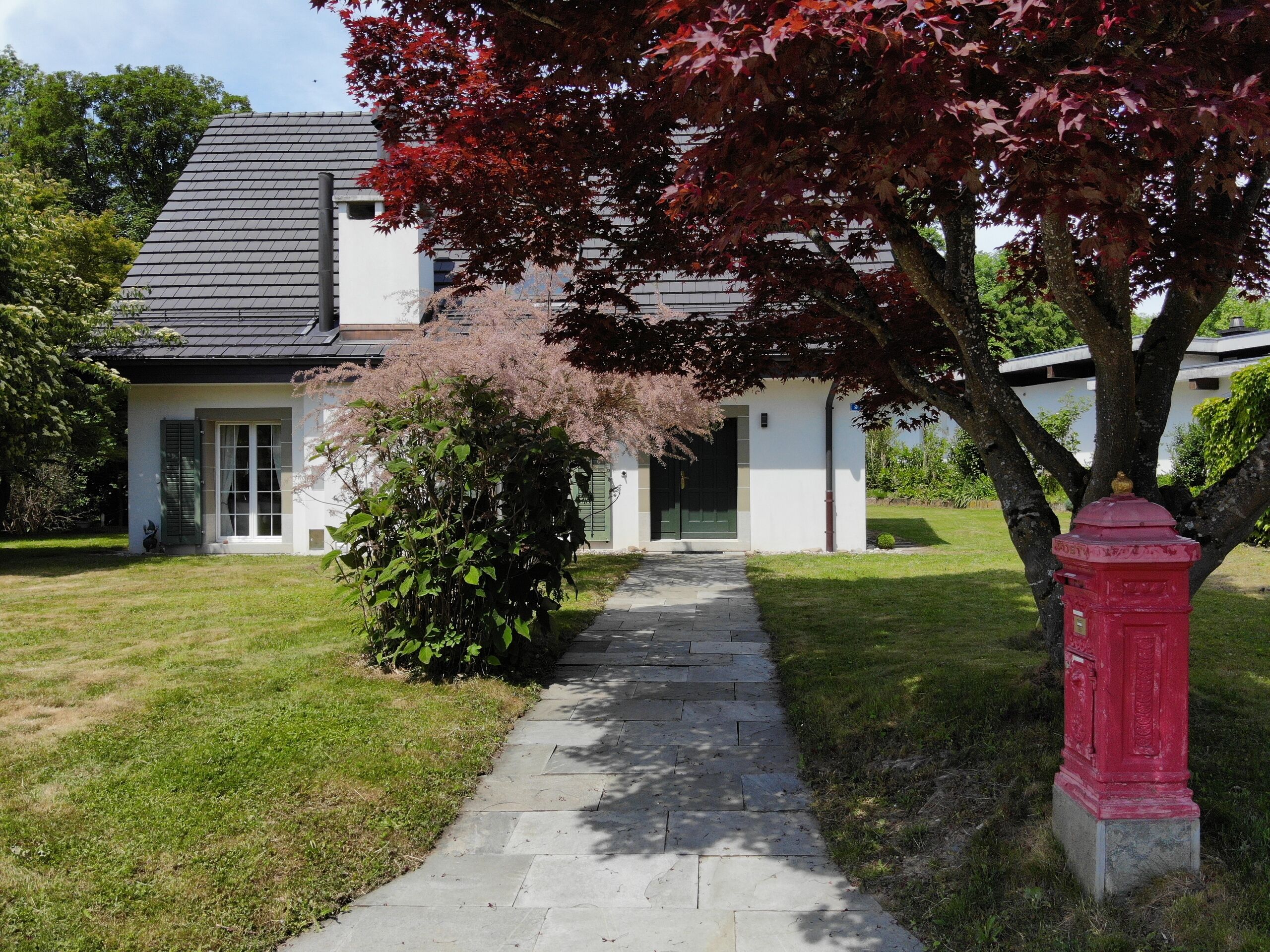 Wohnhaus mit Gartenansicht