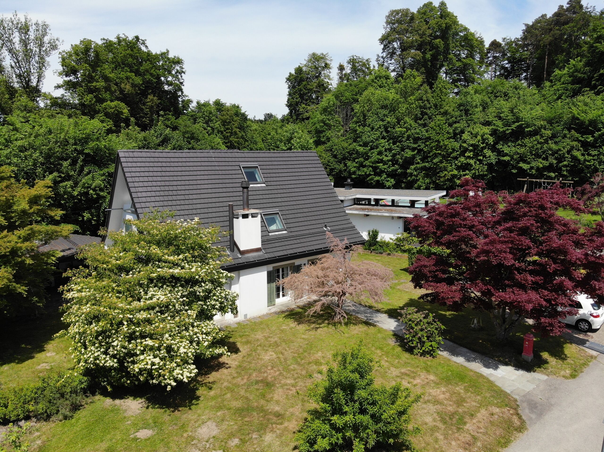Luftaufnahme eines Hauses mit Garten