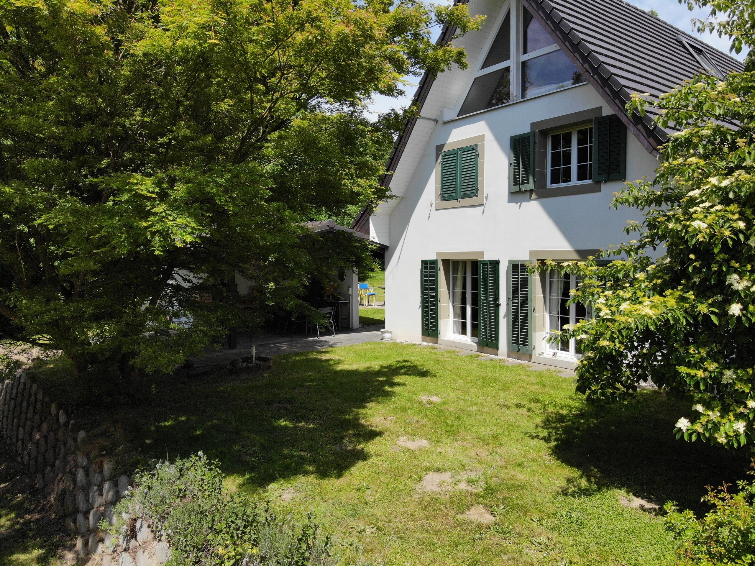 Haus mit grünem Garten