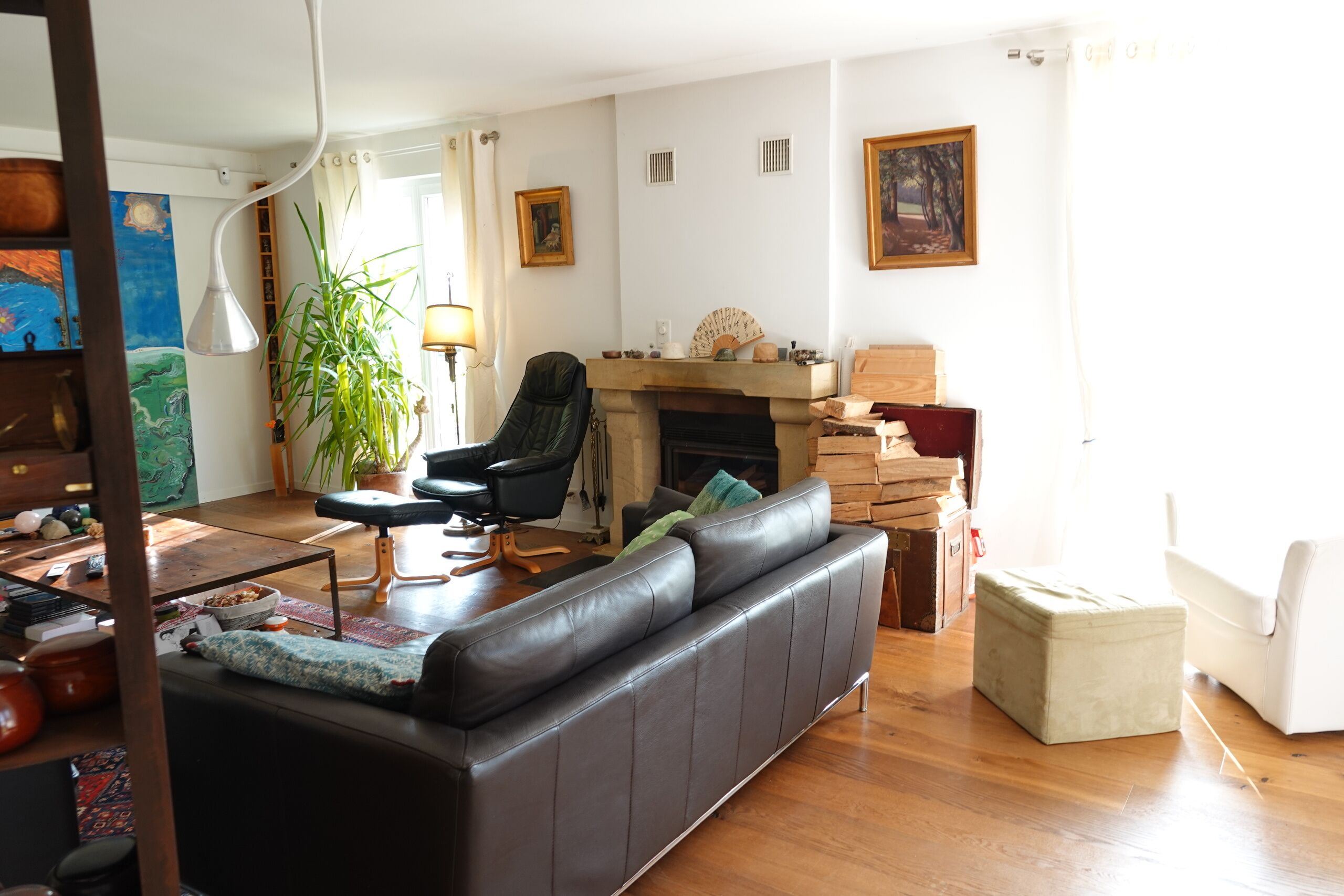 Wohnzimmer mit Kamin und Tageslicht