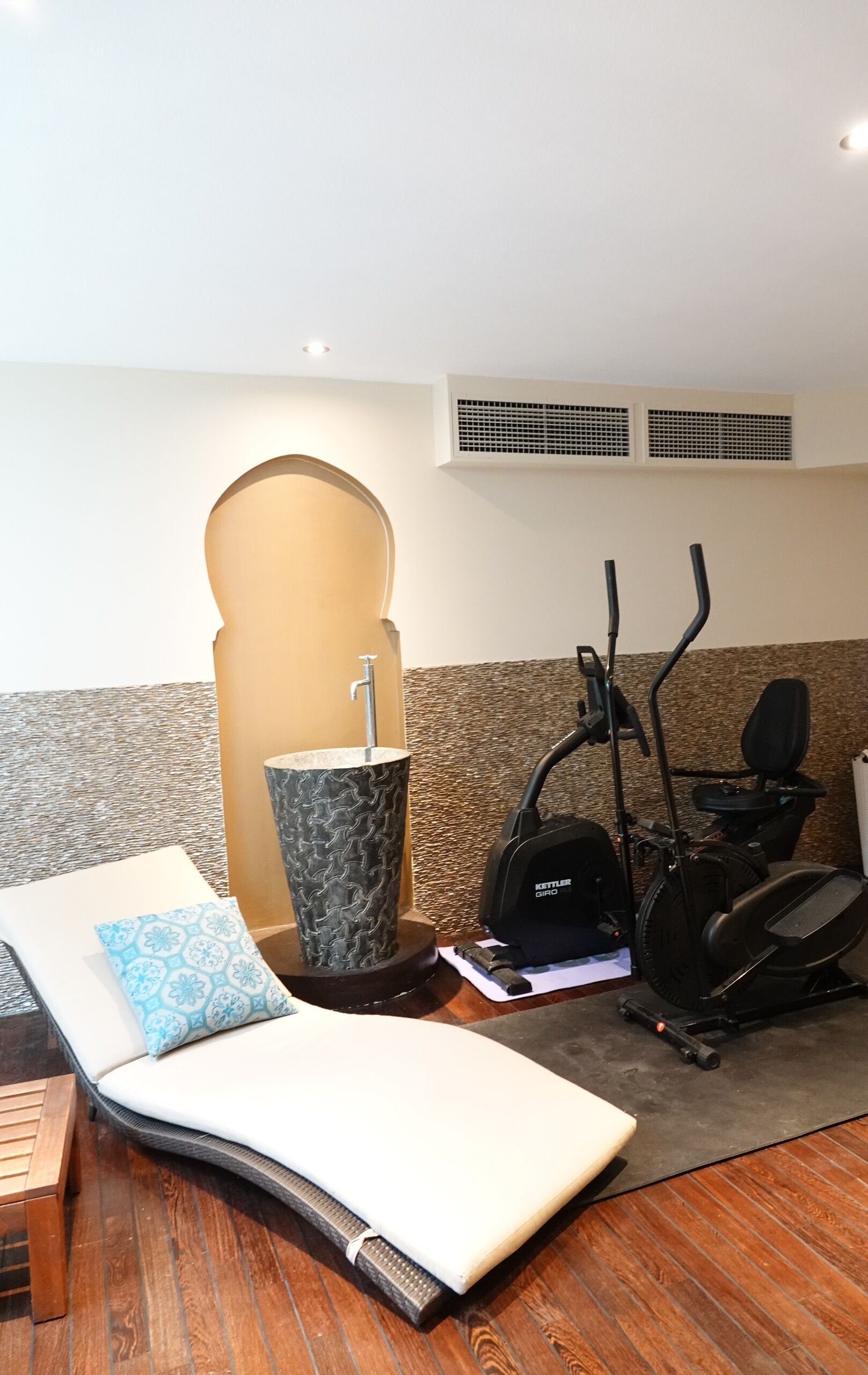 Innenraum mit Fitnessbereich und Ruhezone
