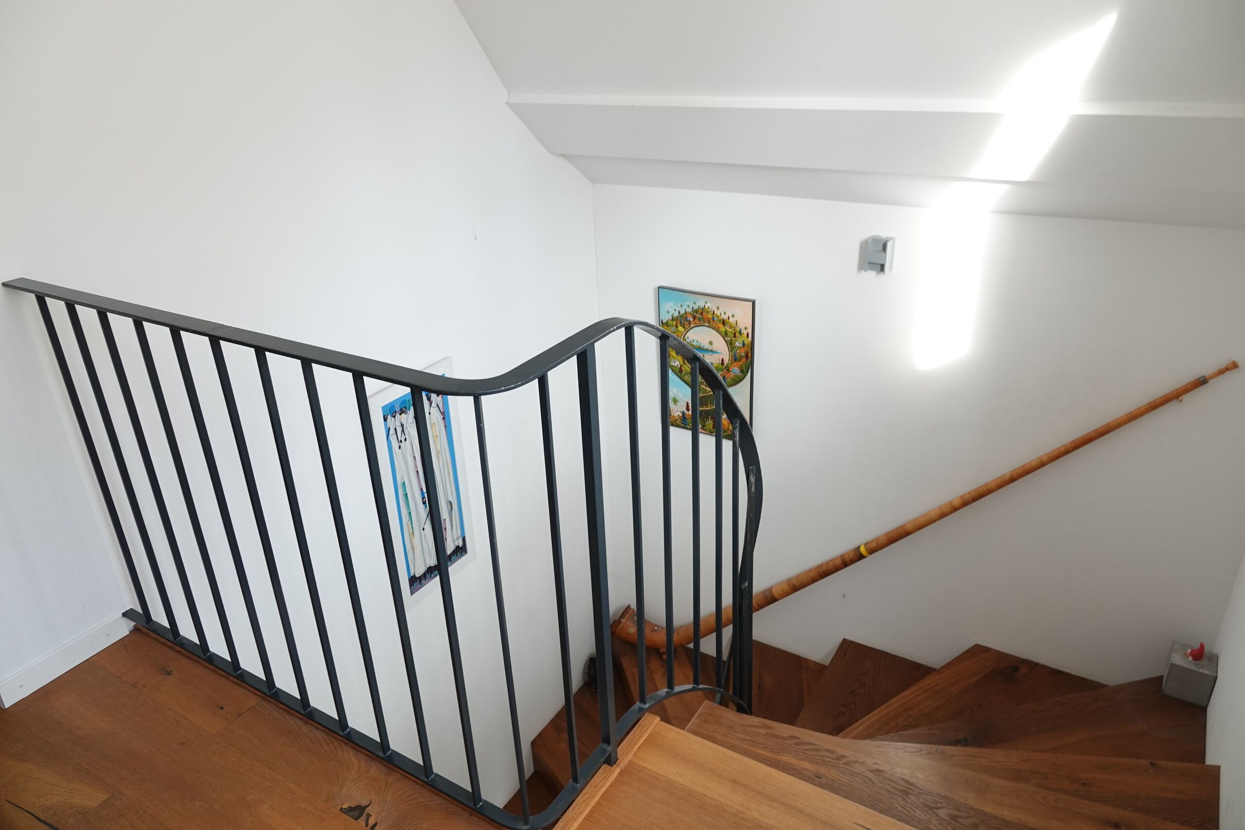 Treppenaufgang mit schwarzem Geländer