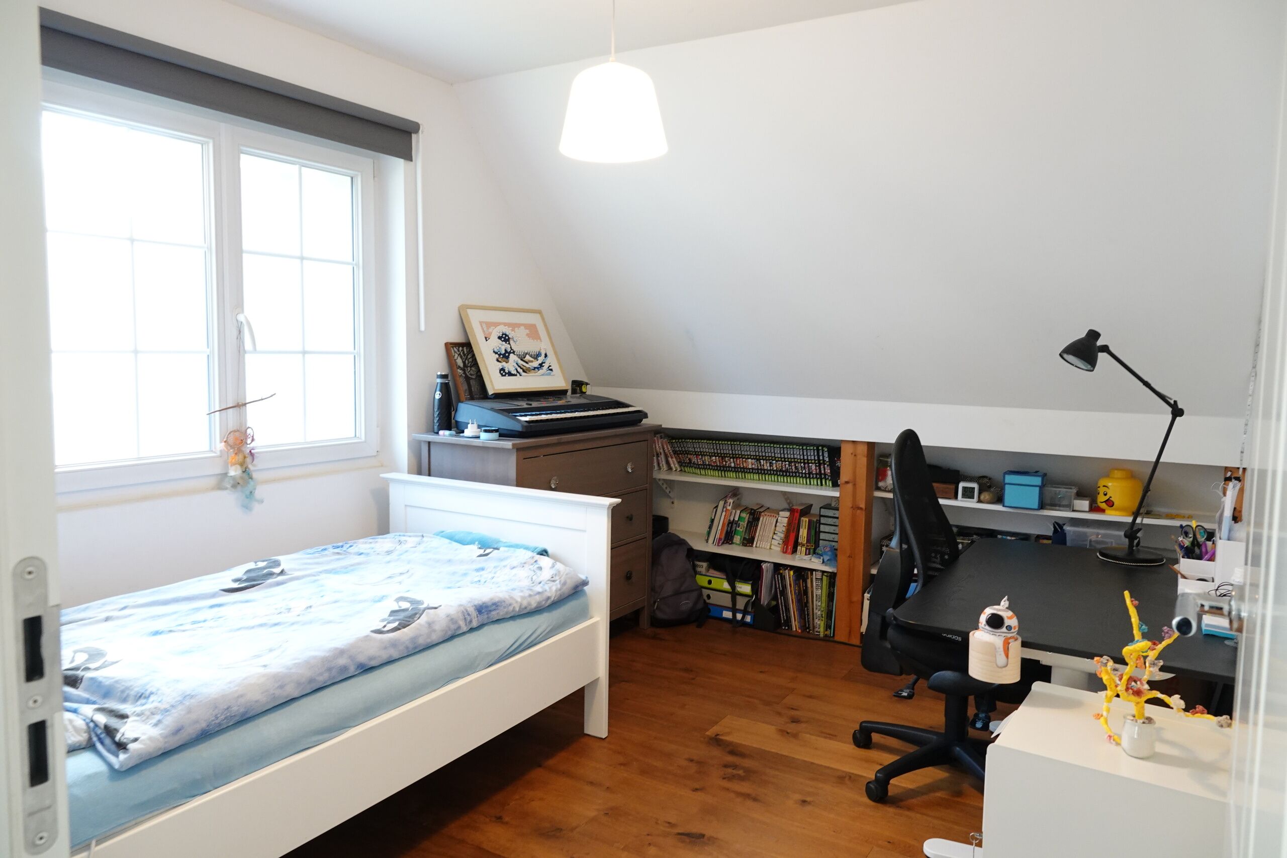 Dachzimmer als Schlafzimmer und Arbeitsbereich