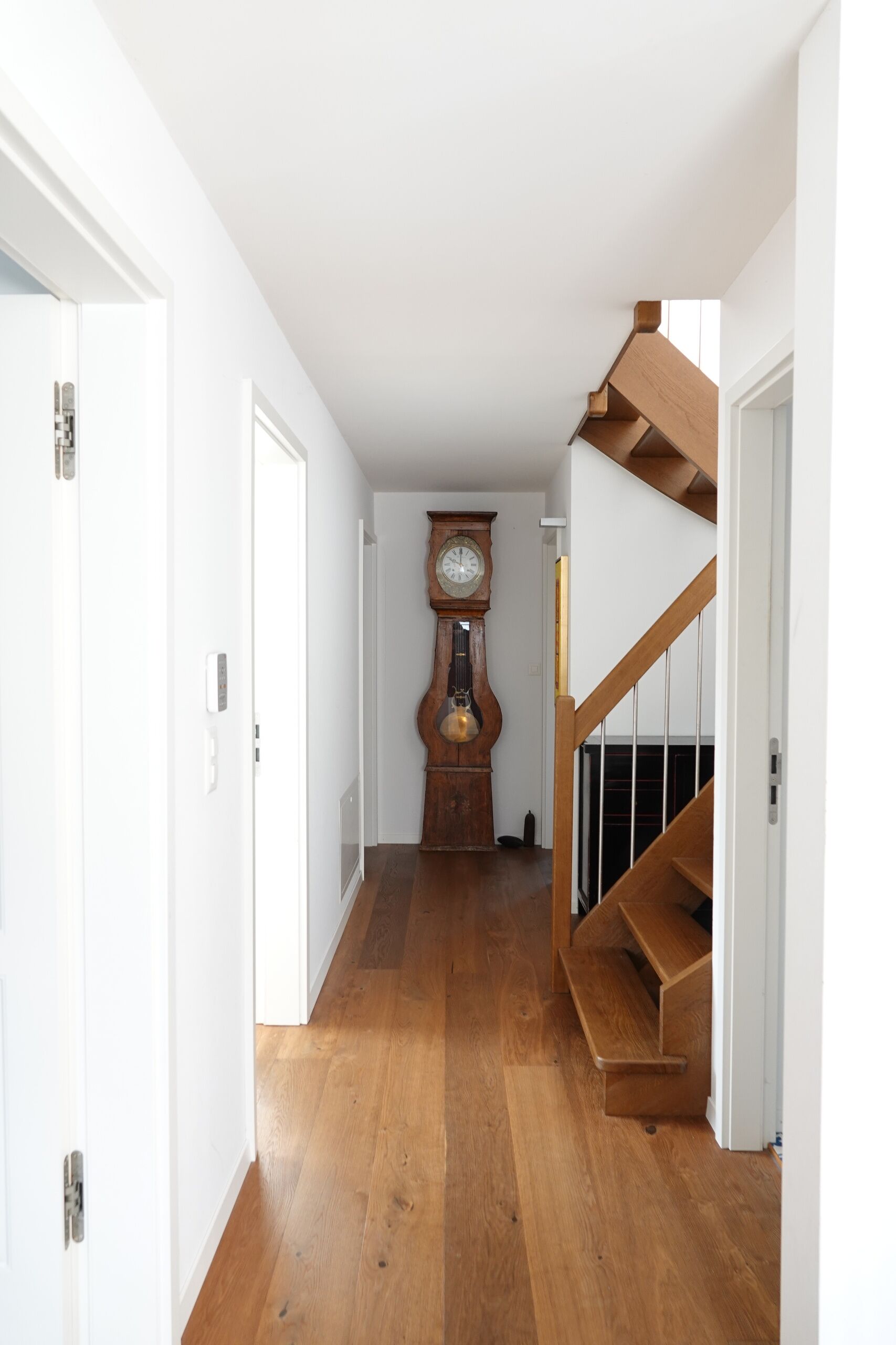 Heller Flur mit Holztreppe