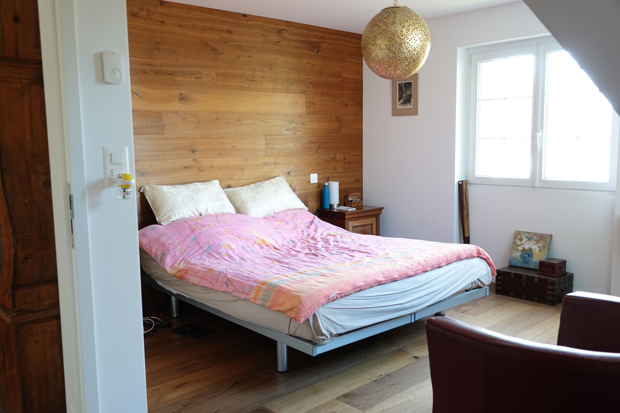 Helles Schlafzimmer mit Holz-Akzentwand