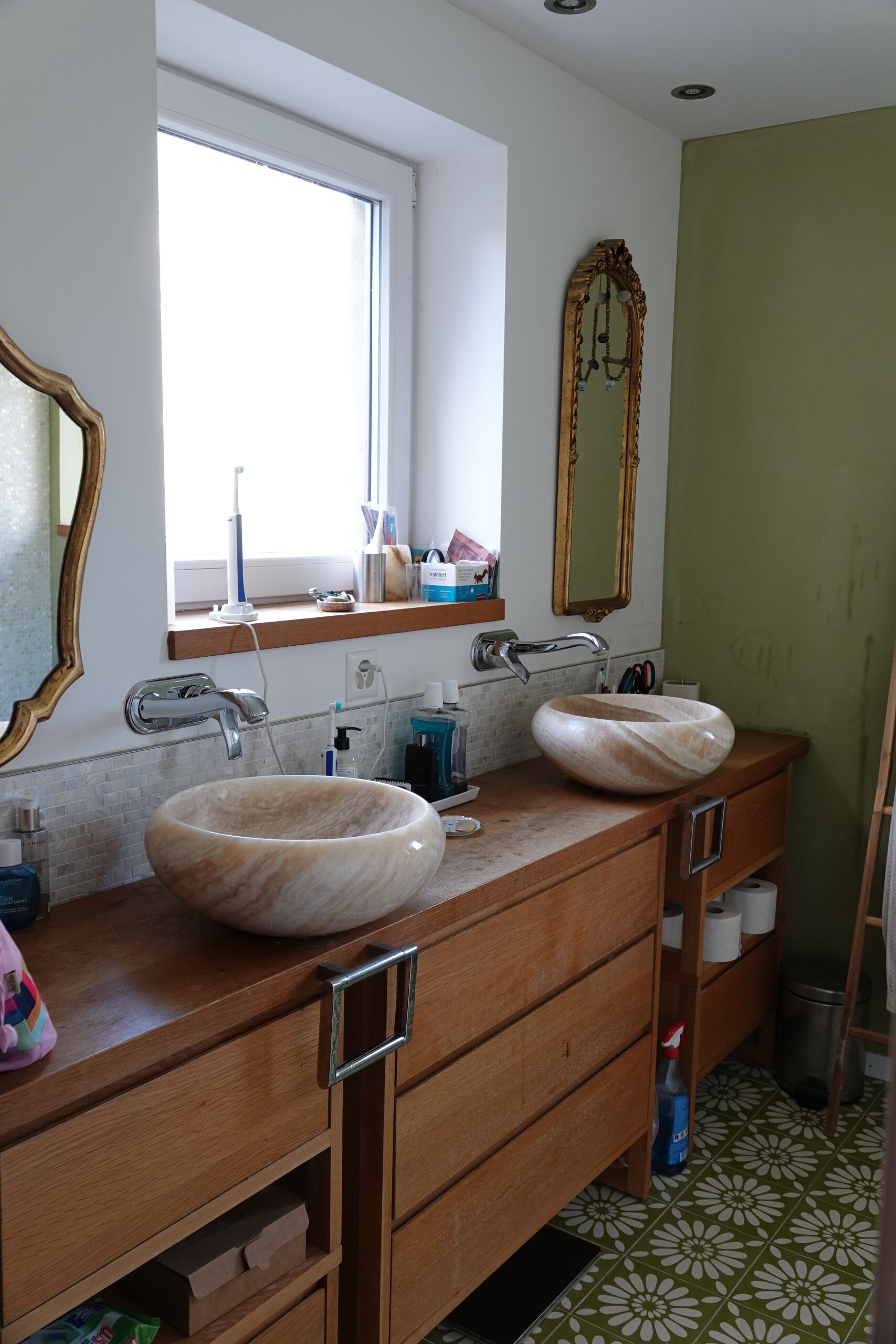 Badezimmer mit Doppelwaschtisch und Natursteinbecken