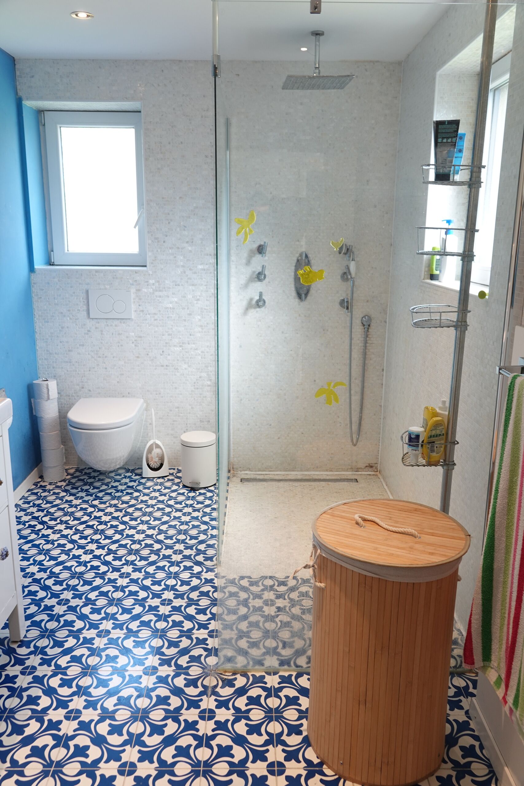 Modernes Badezimmer mit Dusche und WC