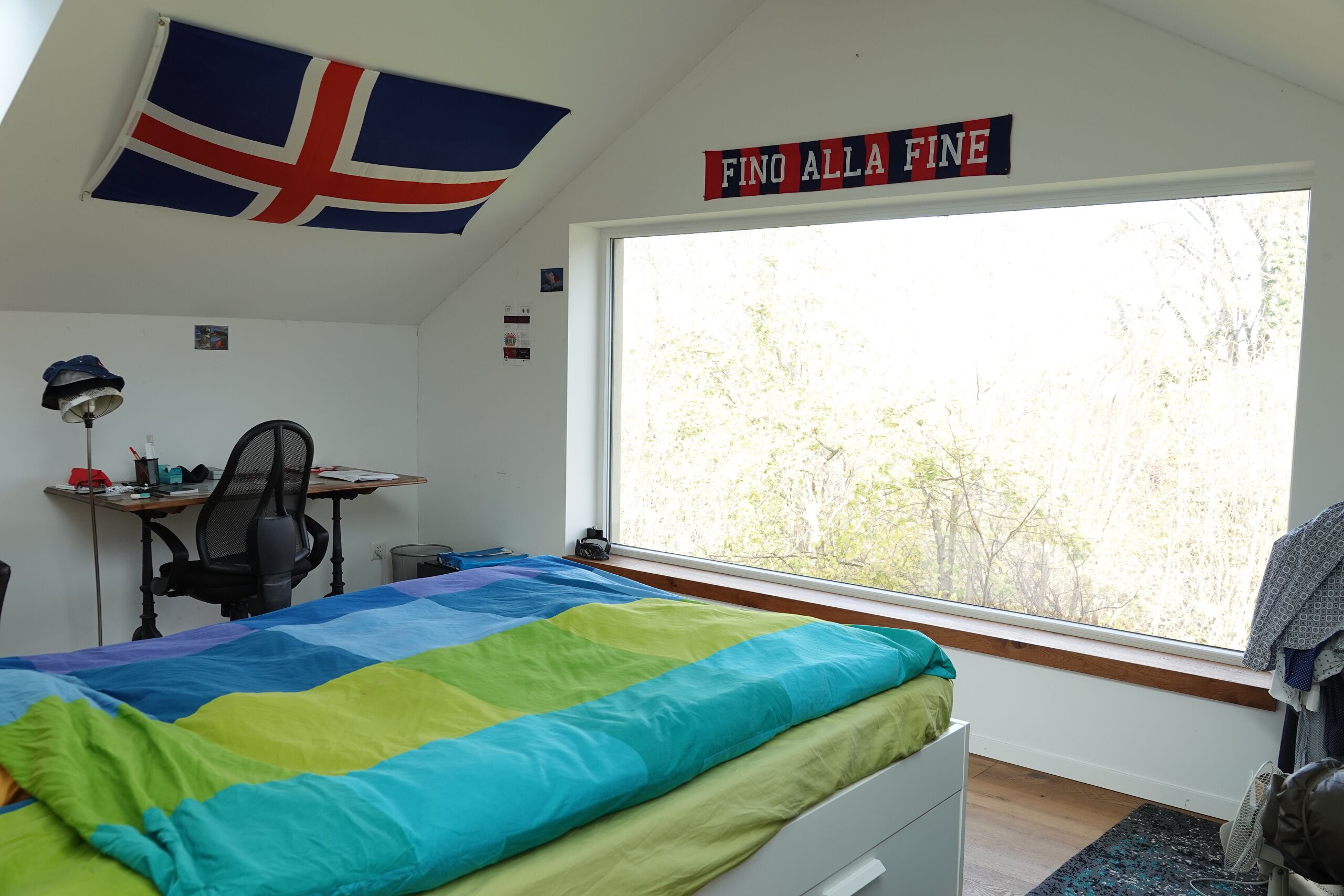 Schlafzimmer mit großem Fenster