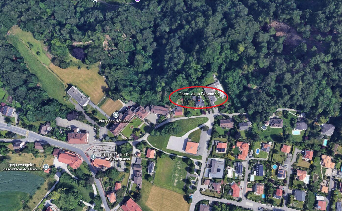 Luftaufnahme einer dicht bewaldeten Wohnlage mit markierter Adresse